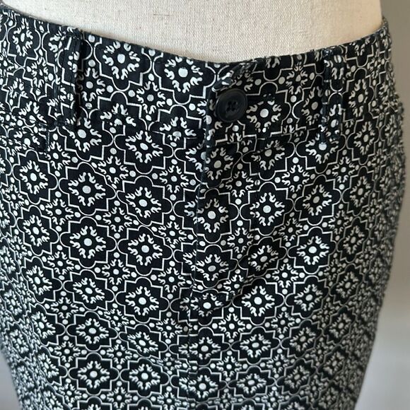 Sz 8 Old Navy black and white pattern skirt with pockets - Picture 2 of 7